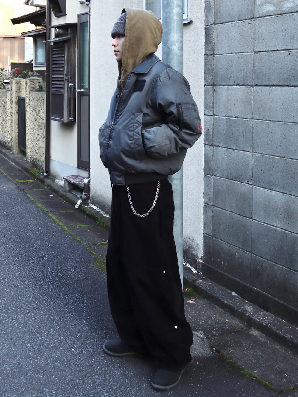 グリーン系のパーカー、ブラック系のブーツ、その他のMA-1を着用したメンズの冬コーディネートの3枚目の写真