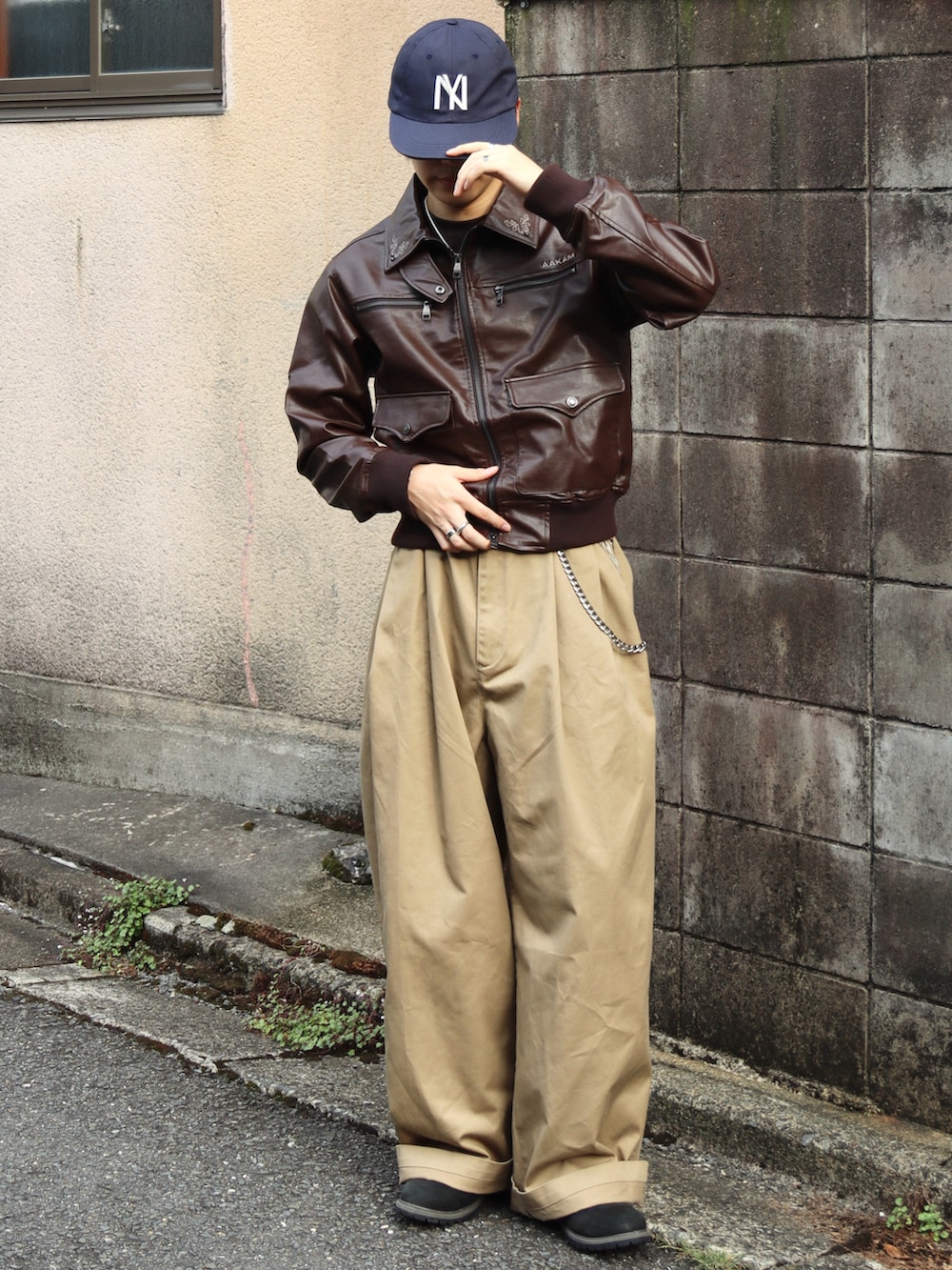 ベージュ系のチノパンツ、ブラウン系のジャケット/アウター、ブラック系のブーツを着用したメンズの秋コーディネートの3枚目の写真