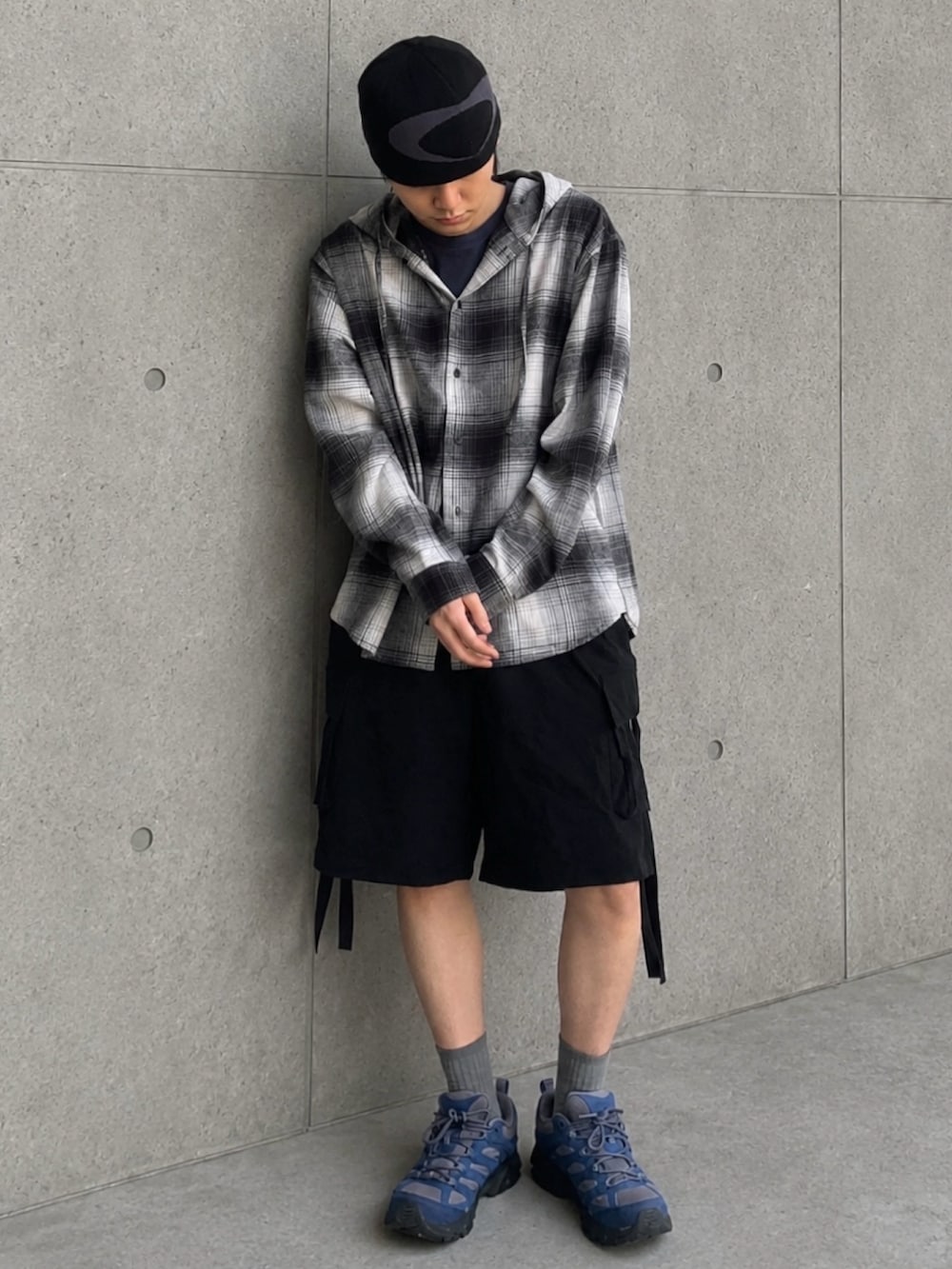 ブルー系のスニーカー、ブラック系のシャツ/ブラウス、ブラック系のTシャツ/カットソーを着用したメンズの春コーディネートの2枚目の写真