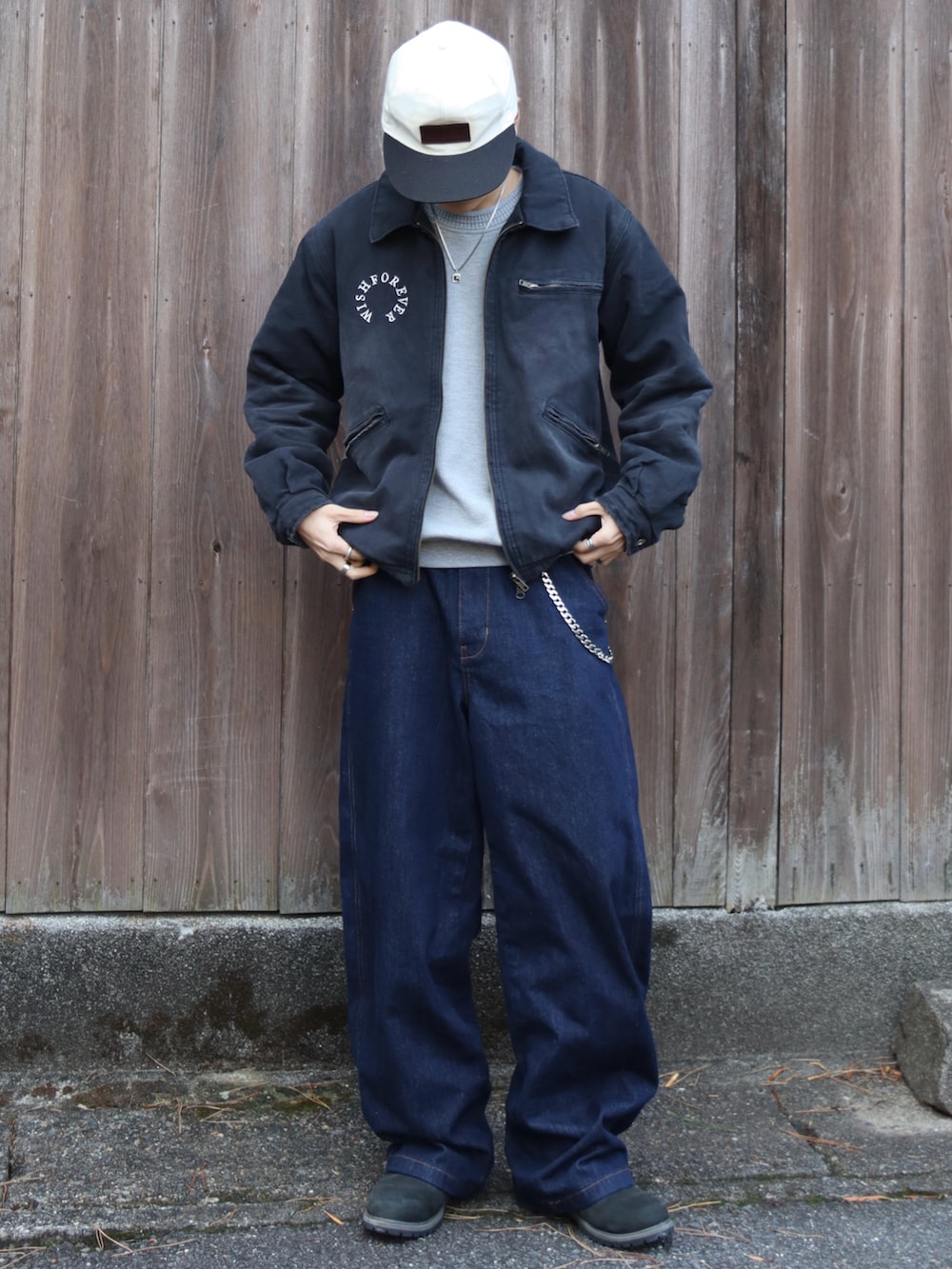 ブラック系のブーツ、ブラック系のブルゾン、グレー系のトップスを着用したメンズの秋コーディネートの2枚目の写真