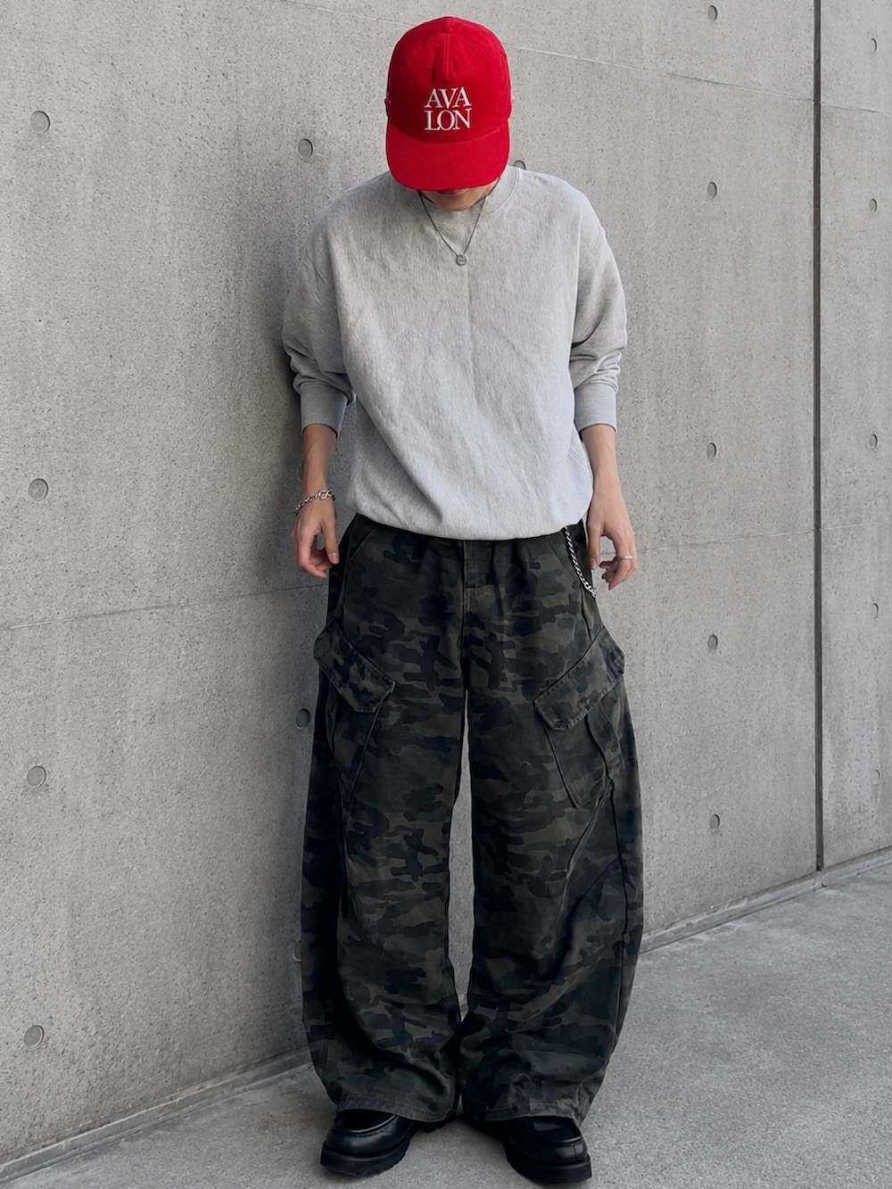 その他のカーゴパンツ、ブラック系のドレスシューズ、グレー系のスウェットを着用したメンズの春コーディネートの2枚目の写真