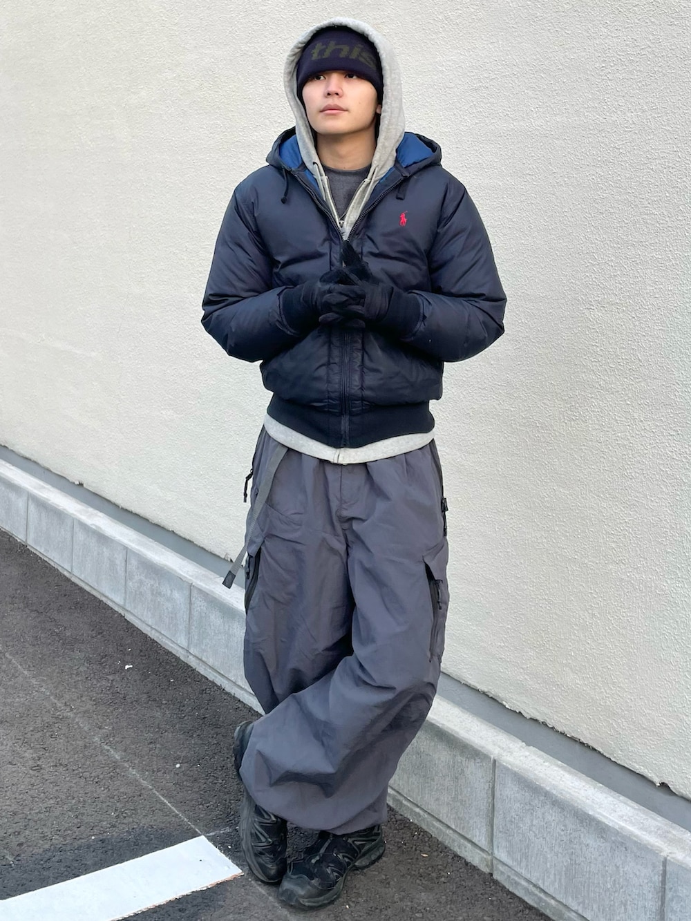 グレー系のパーカー、グレー系のスウェット、グレー系のカーゴパンツを着用したメンズの冬コーディネートの2枚目の写真