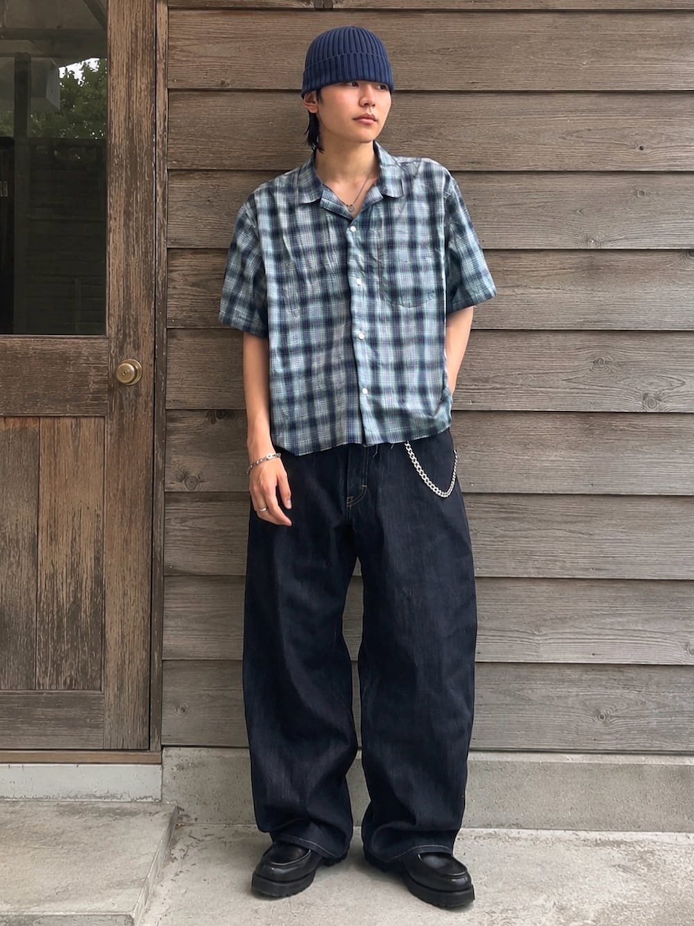ブルー系のデニムパンツ、ブラック系のドレスシューズ、ブルー系のシャツ/ブラウスを着用したメンズの夏コーディネートの2枚目の写真