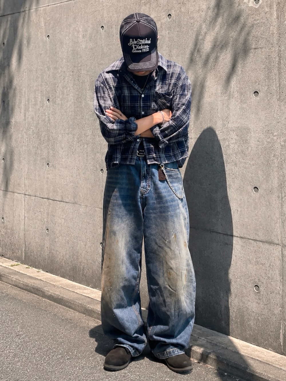 ブルー系のシャツ/ブラウス、ブラック系のタンクトップ、ブラック系のブーツを着用したメンズの夏コーディネートの2枚目の写真