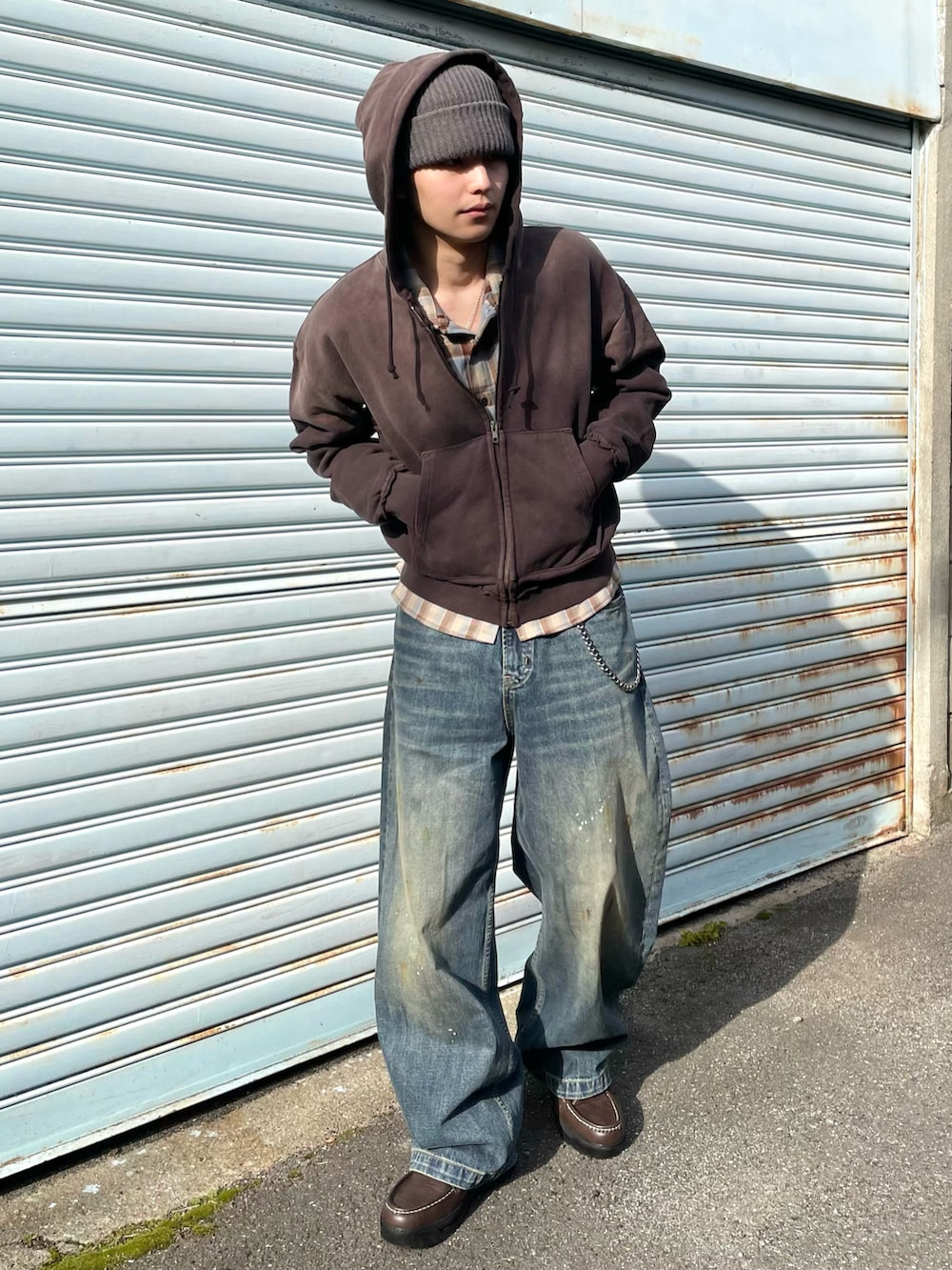 ブラウン系のパーカー、ブルー系のシャツ/ブラウス、ブルー系のデニムパンツを着用したメンズの冬コーディネートの2枚目の写真