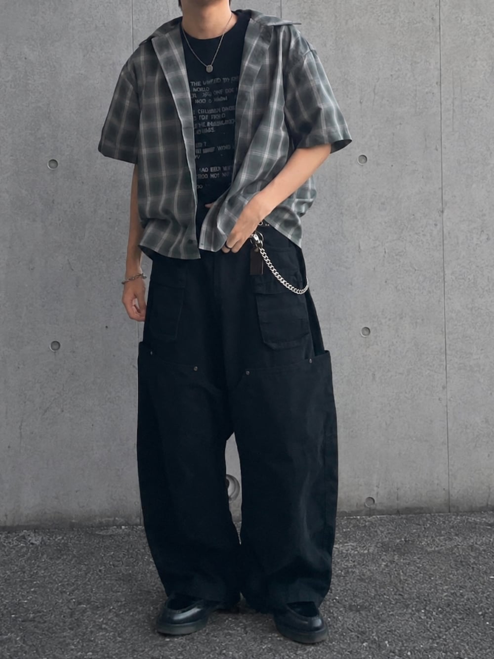 その他のTシャツ/カットソー、グリーン系のシャツ/ブラウス、グリーン系のカーゴパンツを着用したメンズの秋コーディネートの3枚目の写真