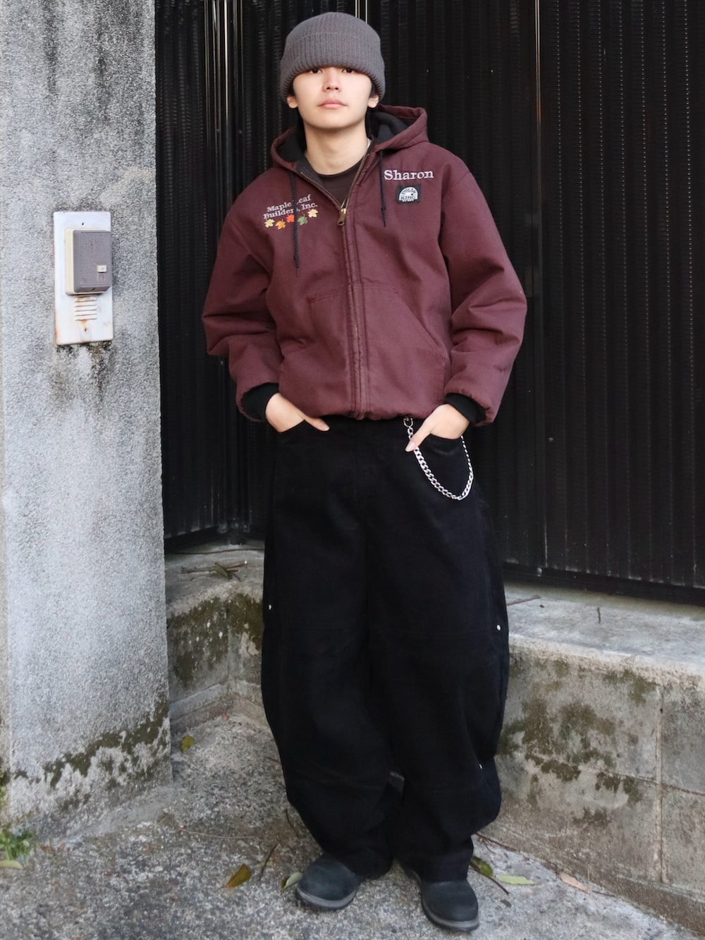 ブラウン系のTシャツ/カットソー、その他のその他パンツ、ブラック系のブーツを着用したメンズの秋コーディネートの2枚目の写真