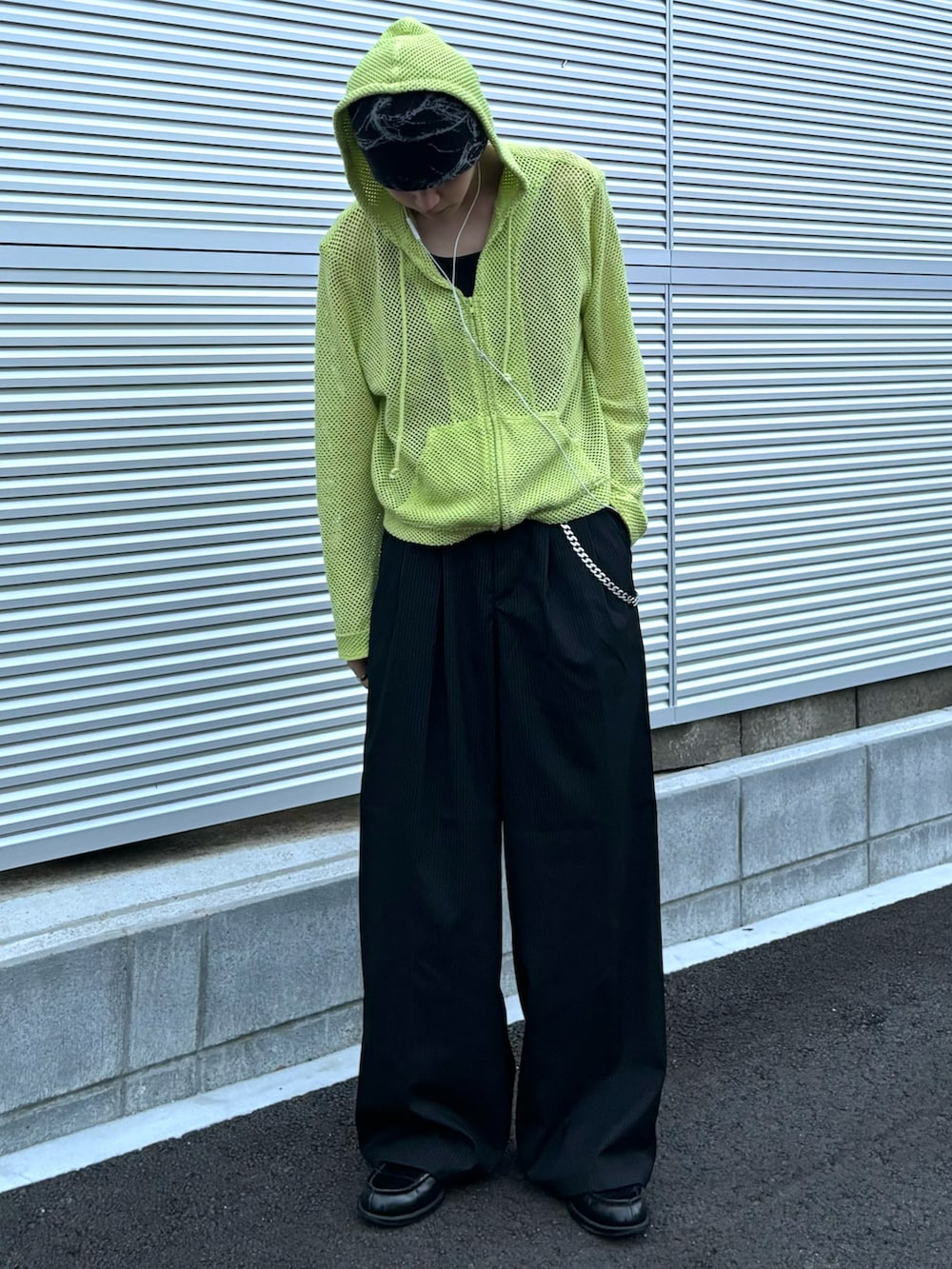 ブラック系のスラックス、その他のトップス、ブラック系のローファーを着用したメンズの夏コーディネートの3枚目の写真