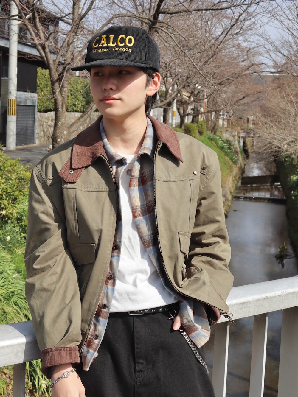 ホワイト系のTシャツ/カットソー、その他のミリタリージャケット、ブルー系のシャツ/ブラウスを着用したメンズの春コーディネートの3枚目の写真