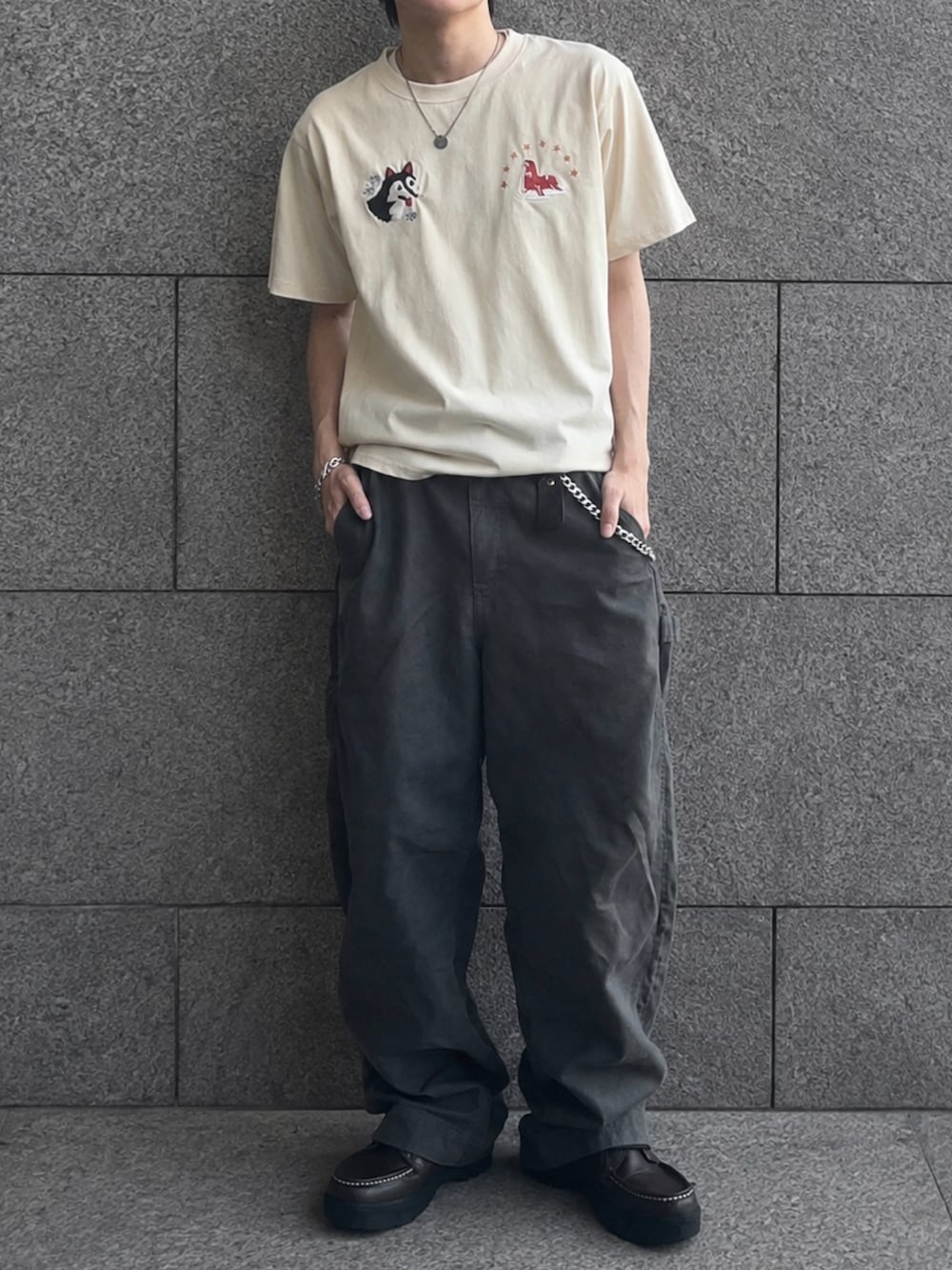 ベージュ系のTシャツ/カットソー、グリーン系のその他パンツ、ブラウン系のブーツを着用したメンズの夏コーディネートの3枚目の写真