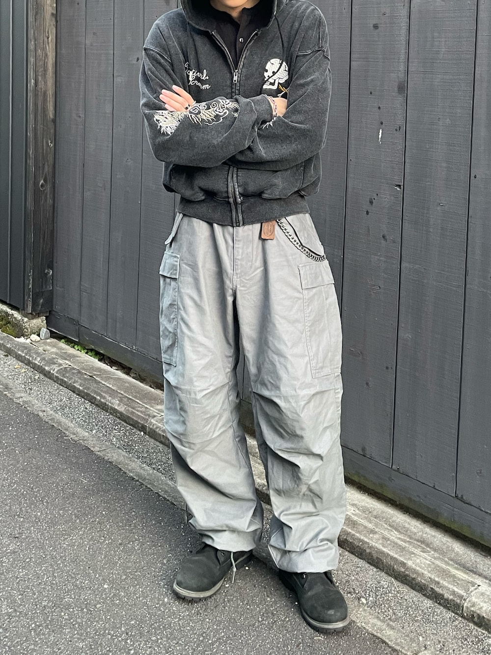 ブラック系のTシャツ/カットソー、ブラック系のブーツ、グレー系のカーゴパンツを着用したメンズの秋コーディネートの4枚目の写真