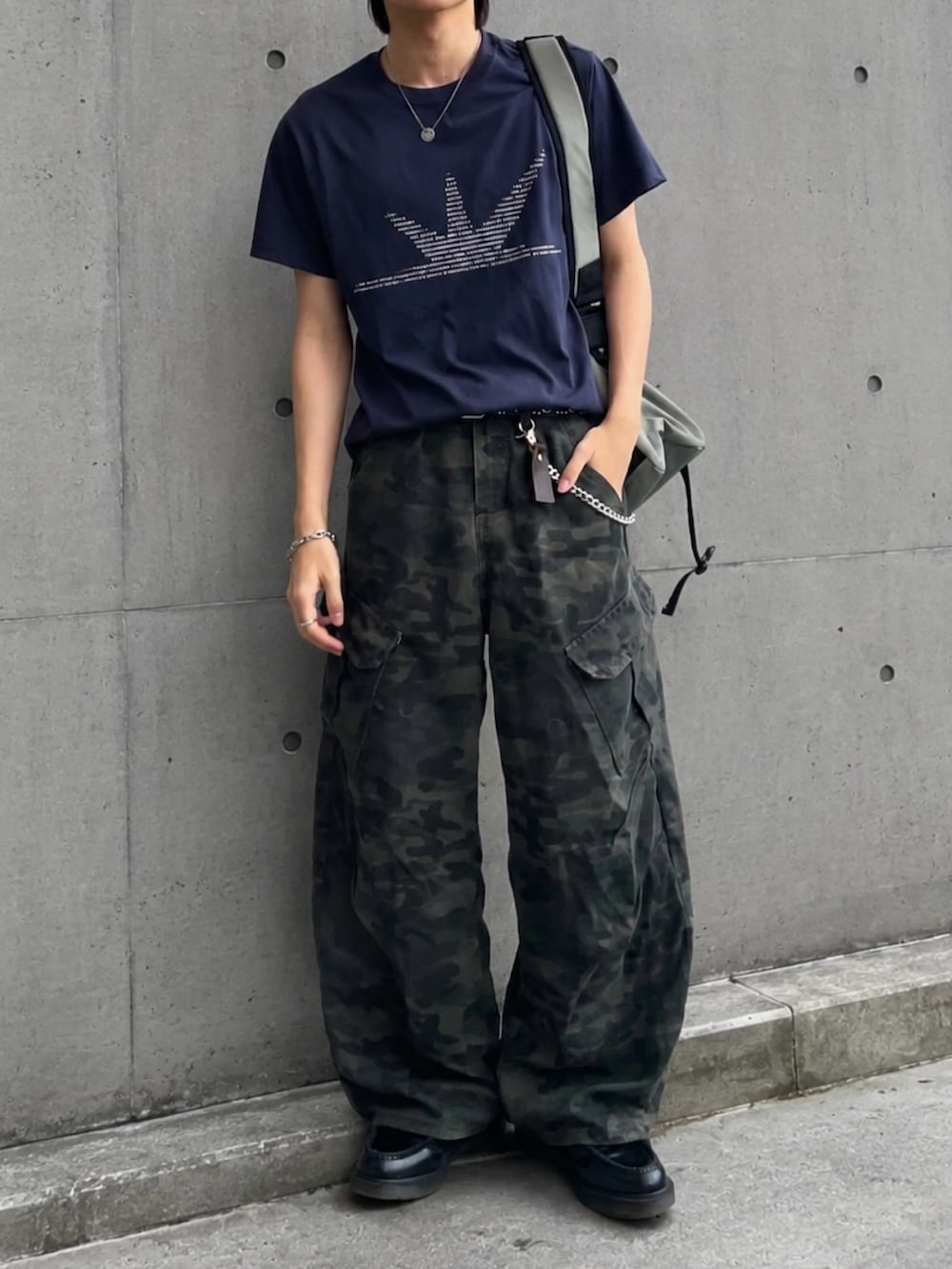 ブルー系のTシャツ/カットソー、その他のカーゴパンツ、ブラック系のローファーを着用したメンズの夏コーディネートの3枚目の写真
