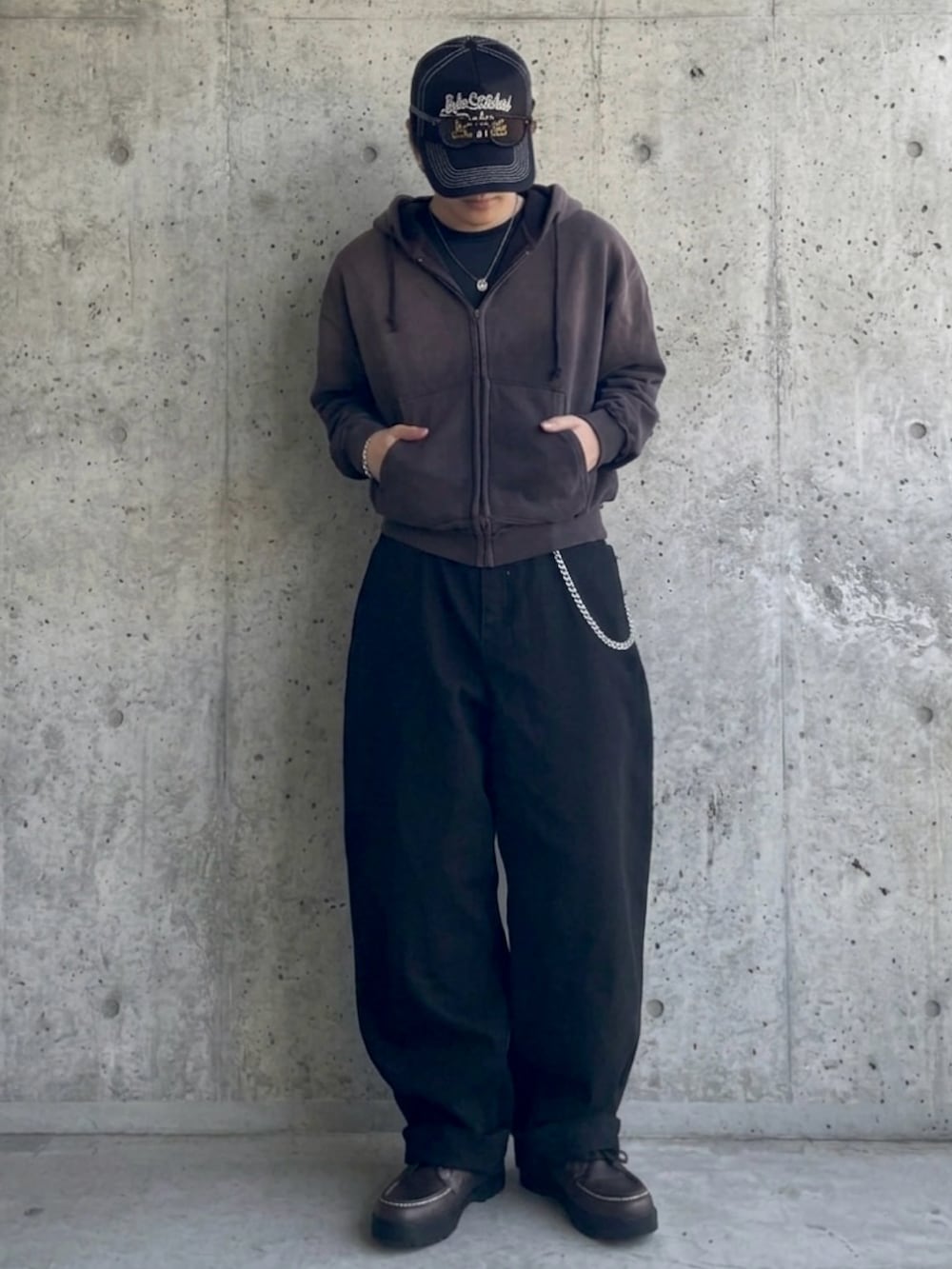ブラウン系のパーカー、その他のその他パンツ、ブラウン系のブーツを着用したメンズの春コーディネートの2枚目の写真