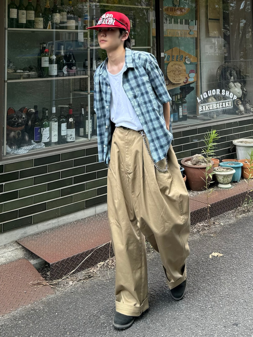 ホワイト系のタンクトップ、ベージュ系のチノパンツ、ブルー系のシャツ/ブラウスを着用したメンズの夏コーディネートの2枚目の写真