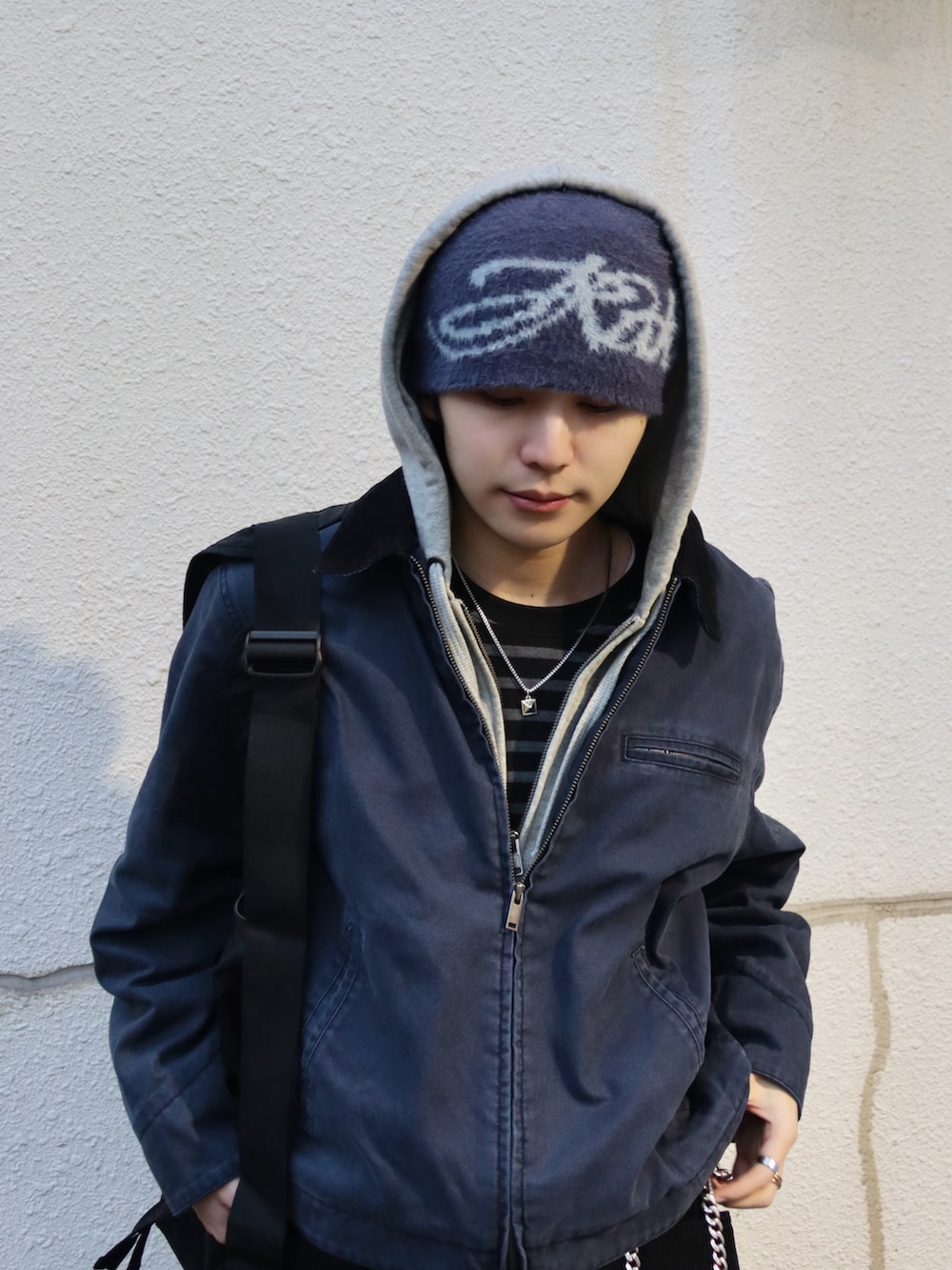 ブラック系のスニーカー、その他のその他アウター、その他のその他パンツを着用したメンズの冬コーディネートの3枚目の写真