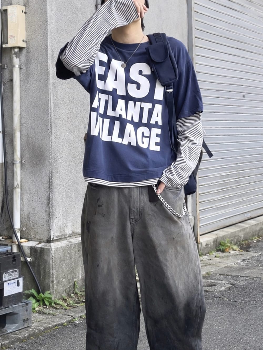ブルー系のTシャツ/カットソー、その他のデニムパンツ、ブルー系のショルダーバッグを着用したメンズの秋コーディネートの3枚目の写真