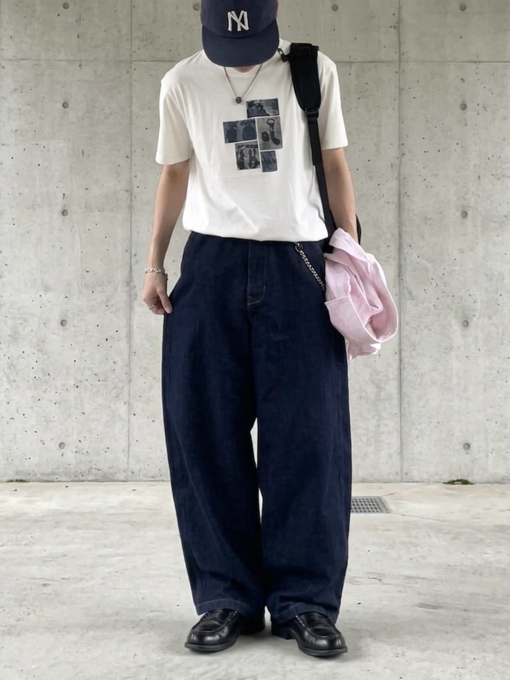 その他のデニムパンツ、ホワイト系のTシャツ/カットソー、ブラック系のローファーを着用したメンズの春コーディネートの2枚目の写真
