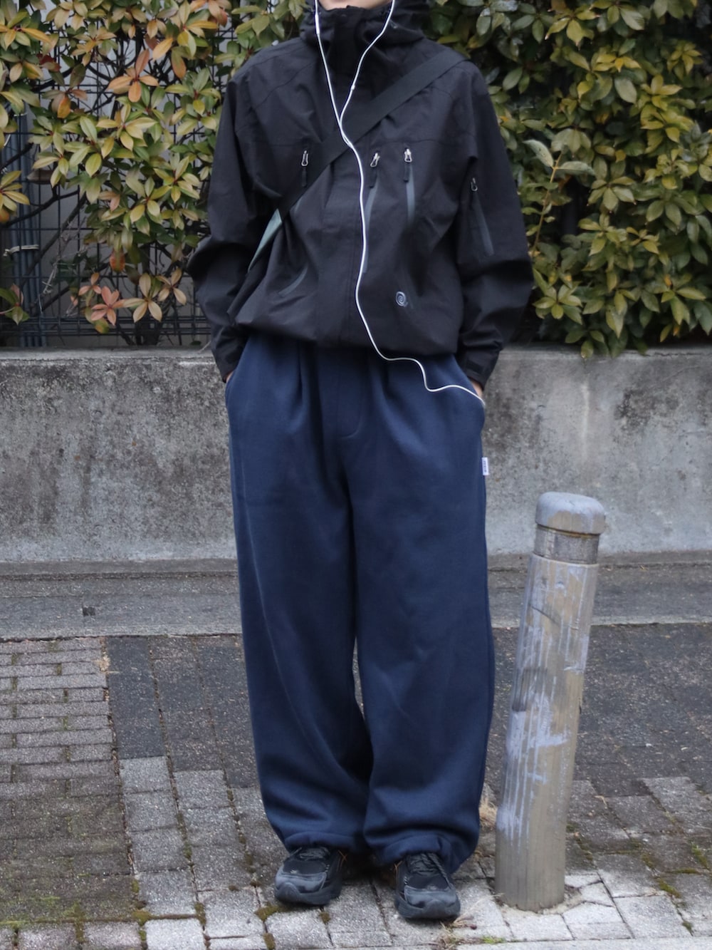 ブルー系のスウェットパンツ、その他のナイロンジャケット、グレー系のショルダーバッグを着用したメンズの冬コーディネートの3枚目の写真