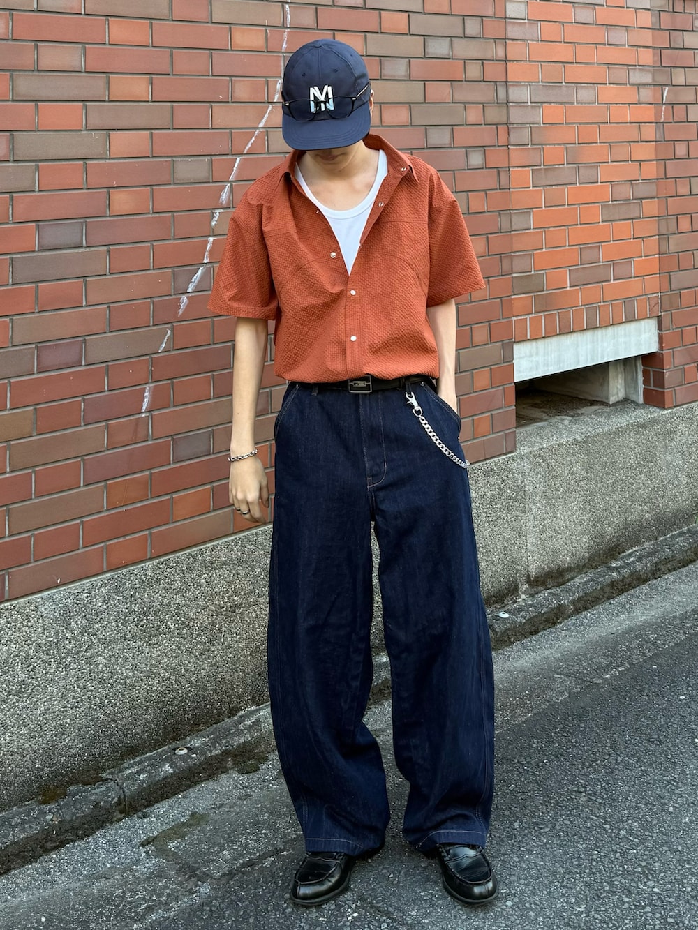 「アメカジ、アメカジコーデ、ストリート、デニム、デニムパンツ、シンプルスタイル、オレンジ、キャップ、ローファー、タックイン、サングラス、タンクトップ、半袖シャツ、シャツスタイル、きれいめカジュアル」｜「CIAOPANIC TYPYの【UNISEX】ポコポコ半袖無地シャツ（シャツ/ブラウス、オレンジ系）」を使った、''r_e_n"さん（メンズ・167cm）の夏コーディネートの3枚目の写真