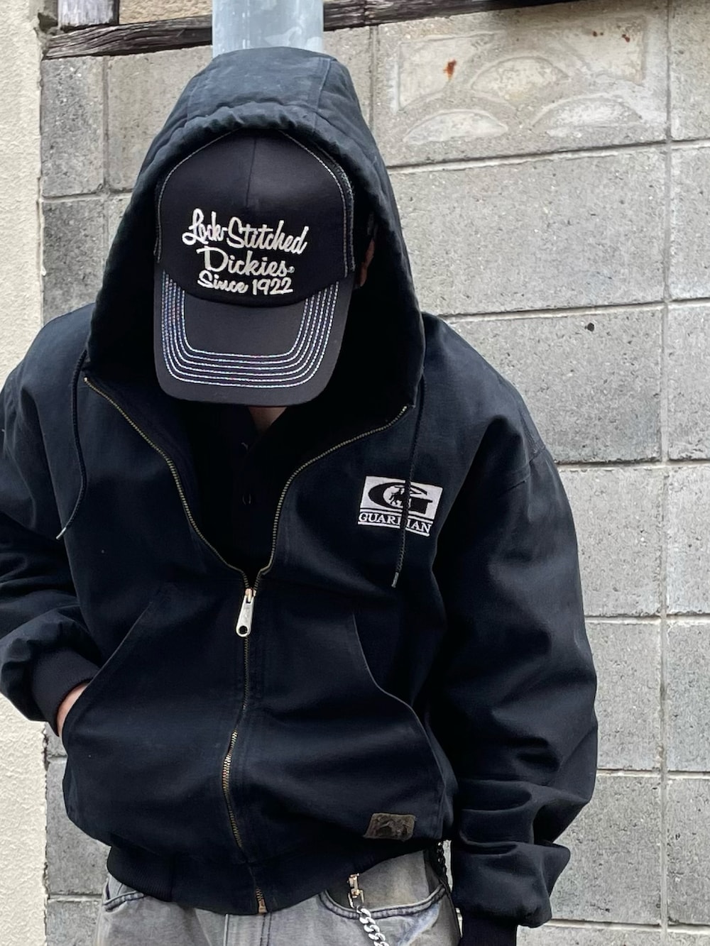 その他のデニムパンツ、ブラック系のTシャツ/カットソー、ブラック系のブーツを着用したメンズの冬コーディネートの3枚目の写真