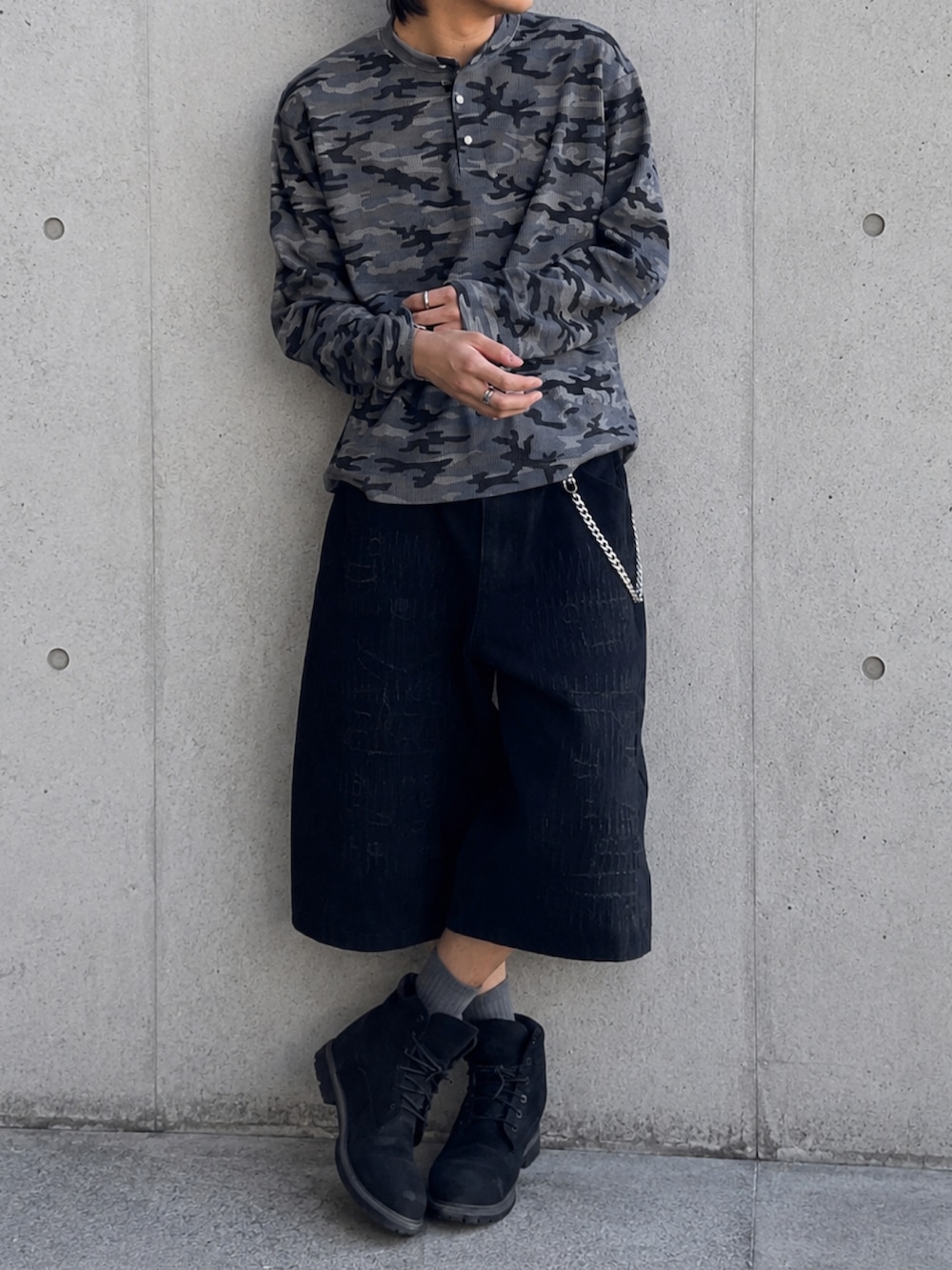 ブラック系のブーツ、グレー系のTシャツ/カットソー、その他のその他パンツを着用したメンズの春コーディネートの3枚目の写真