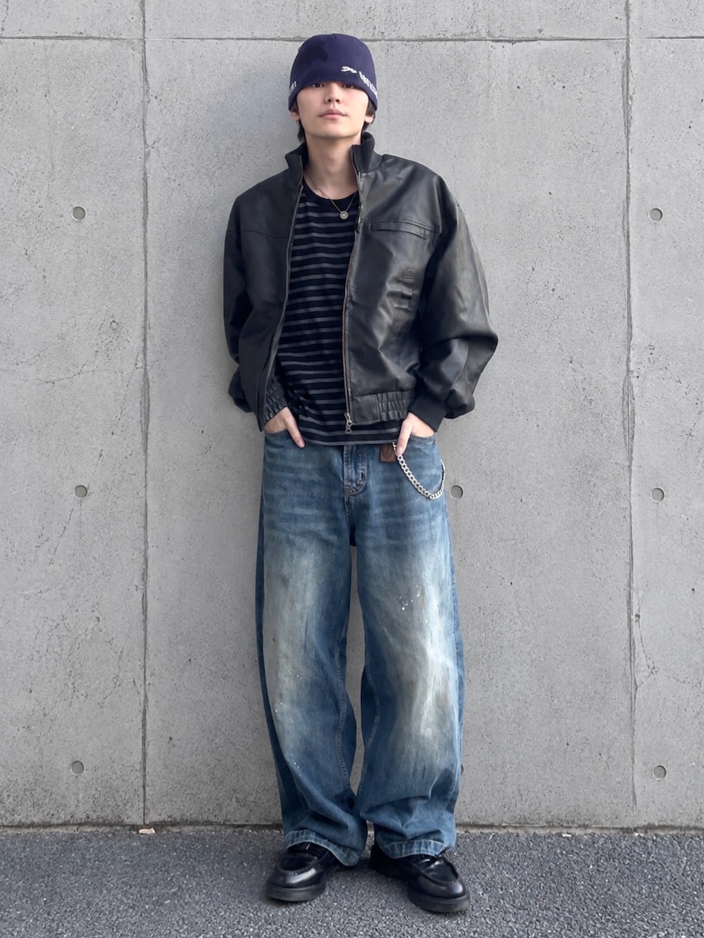 その他のライダースジャケット、ブラック系のローファー、その他のTシャツ/カットソーを着用したメンズの秋コーディネートの2枚目の写真