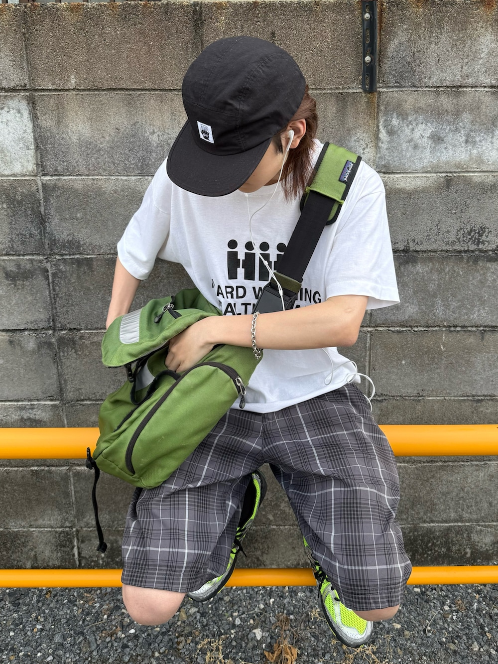 ホワイト系のTシャツ/カットソー、グレー系のパンツ、グリーン系のスニーカーを着用したメンズの夏コーディネートの4枚目の写真