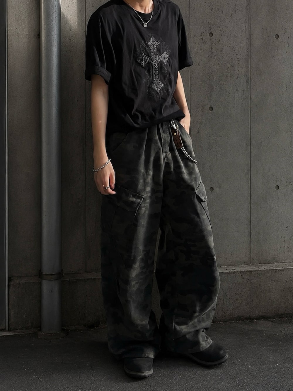 その他のTシャツ/カットソー、ブラック系のブーツ、その他のカーゴパンツを着用したメンズの夏コーディネートの3枚目の写真
