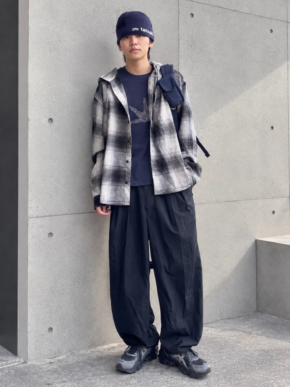 ブルー系のTシャツ/カットソー、グレー系のスニーカー、ブラック系のシャツ/ブラウスを着用したメンズの秋コーディネートの2枚目の写真