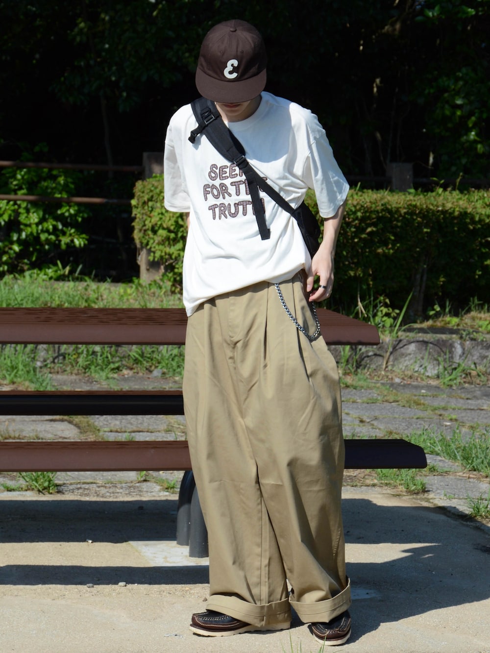 「夏ルックで気分アップ、白Tシャツ、夏コーデ、低身長コーデ、カラーコーデ、ブラウン、ベージュ、キャップ、Tシャツ、チノパン、ワイドパンツ、オーバーサイズ、シティーボーイ、ストリート、テーマパークコーデ」｜「RED KAPのRED KAP/レッドキャップ 別注 SMU PT-38 2TUCK BAGGY WIDE Western Embroidery TWILL PANTS/刺繍デザイン/バギーパンツ（チノパンツ、ベージュ系）」を使った、''r_e_n"さん（メンズ・167cm）の夏コーディネートの2枚目の写真