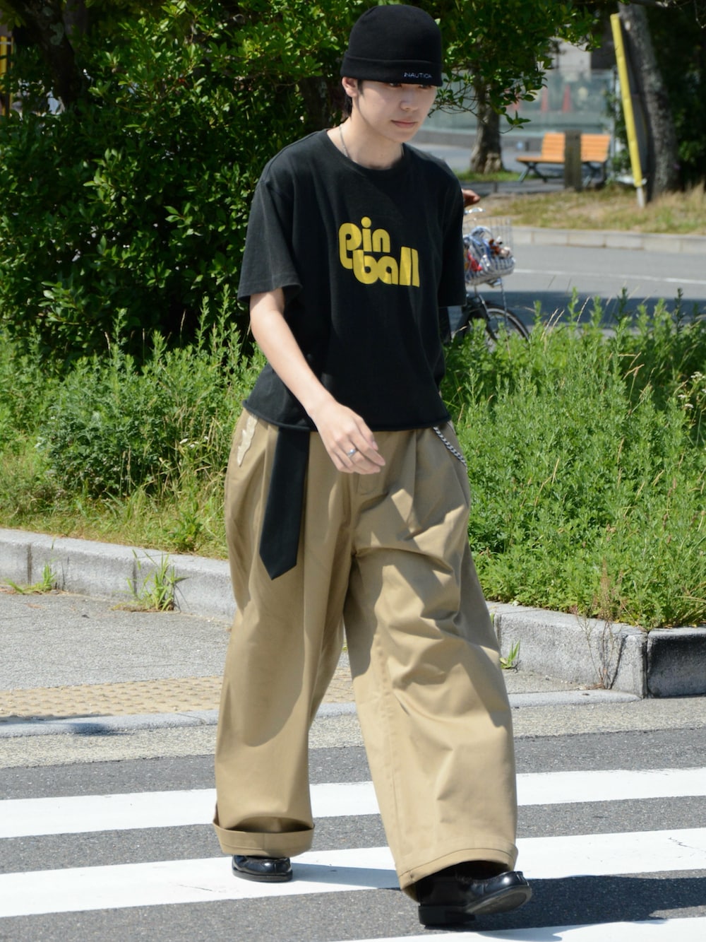 ベージュ系のチノパンツ、ブラック系のTシャツ/カットソー、ブラック系のローファーを着用したメンズの夏コーディネートの3枚目の写真