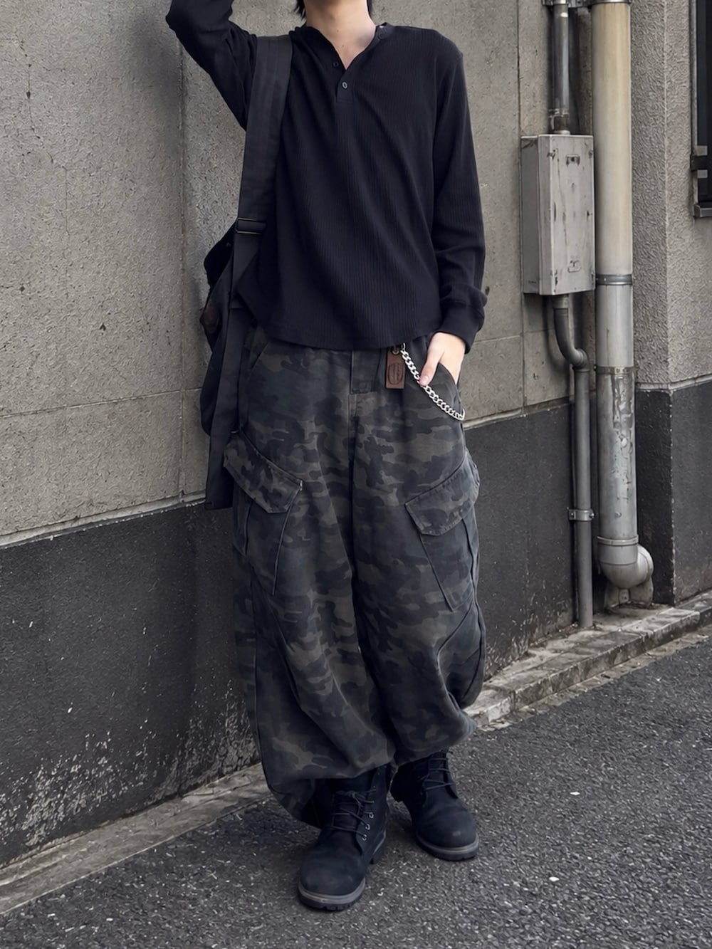 ブラック系のTシャツ/カットソー、ブラック系のブーツ、その他のカーゴパンツを着用したメンズの秋コーディネートの3枚目の写真