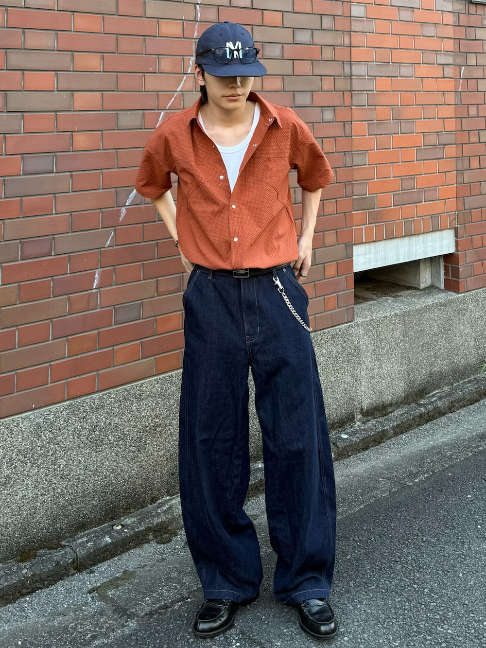 「アメカジ、アメカジコーデ、ストリート、デニム、デニムパンツ、シンプルスタイル、オレンジ、キャップ、ローファー、タックイン、サングラス、タンクトップ、半袖シャツ、シャツスタイル、きれいめカジュアル」｜「CIAOPANIC TYPYの【UNISEX】ポコポコ半袖無地シャツ（シャツ/ブラウス、オレンジ系）」を使った、''r_e_n"さん（メンズ・167cm）の夏コーディネートの2枚目の写真