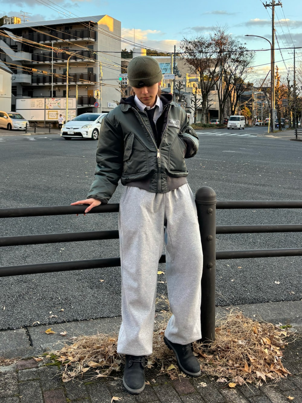 グレー系のスウェットパンツ、ブラック系のブーツ、その他のニットキャップ/ビーニーを着用したメンズの冬コーディネートの2枚目の写真