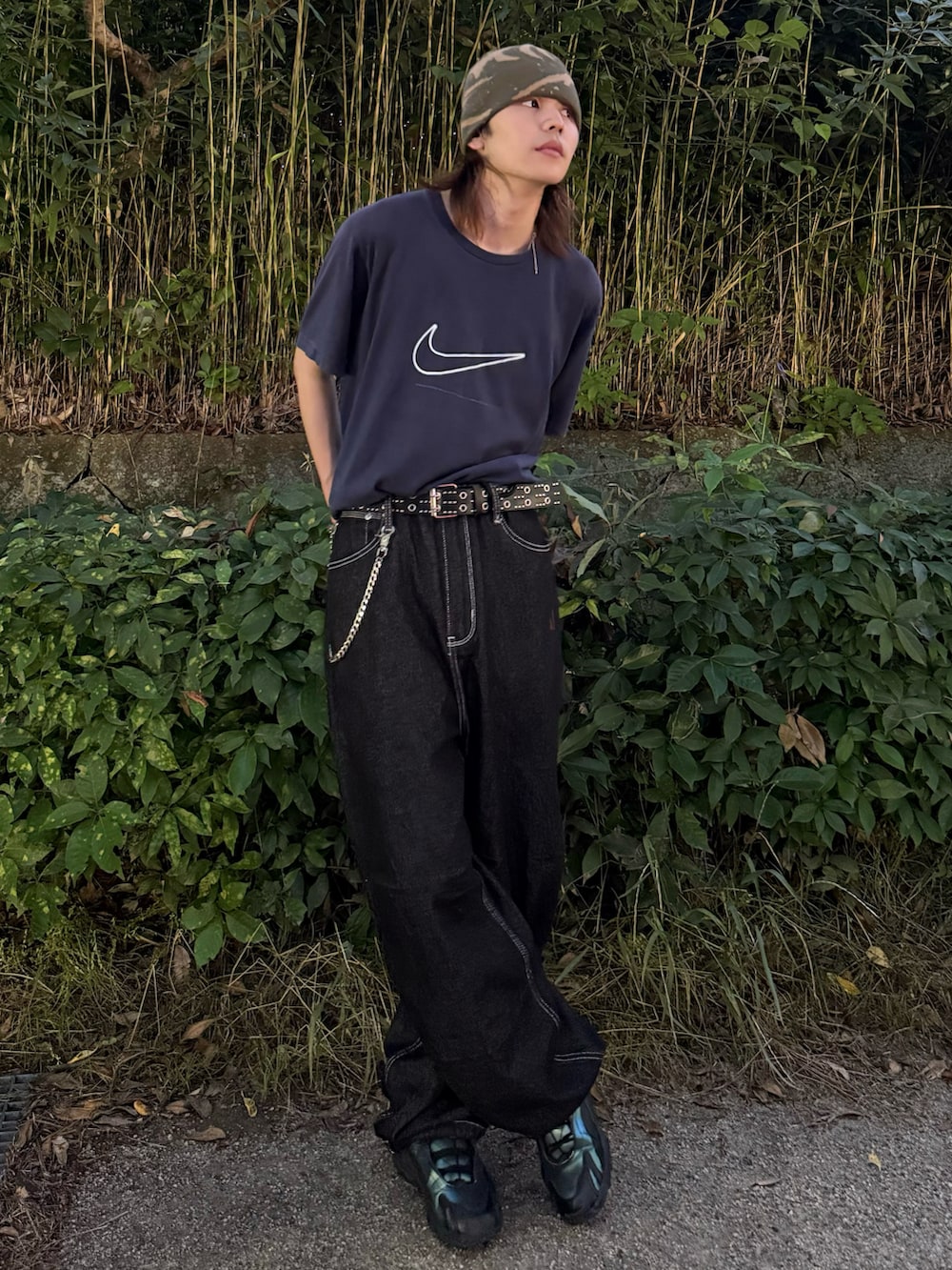 ブラック系のスニーカー、ブルー系のTシャツ/カットソー、ブラック系のデニムパンツを着用したメンズの夏コーディネートの3枚目の写真