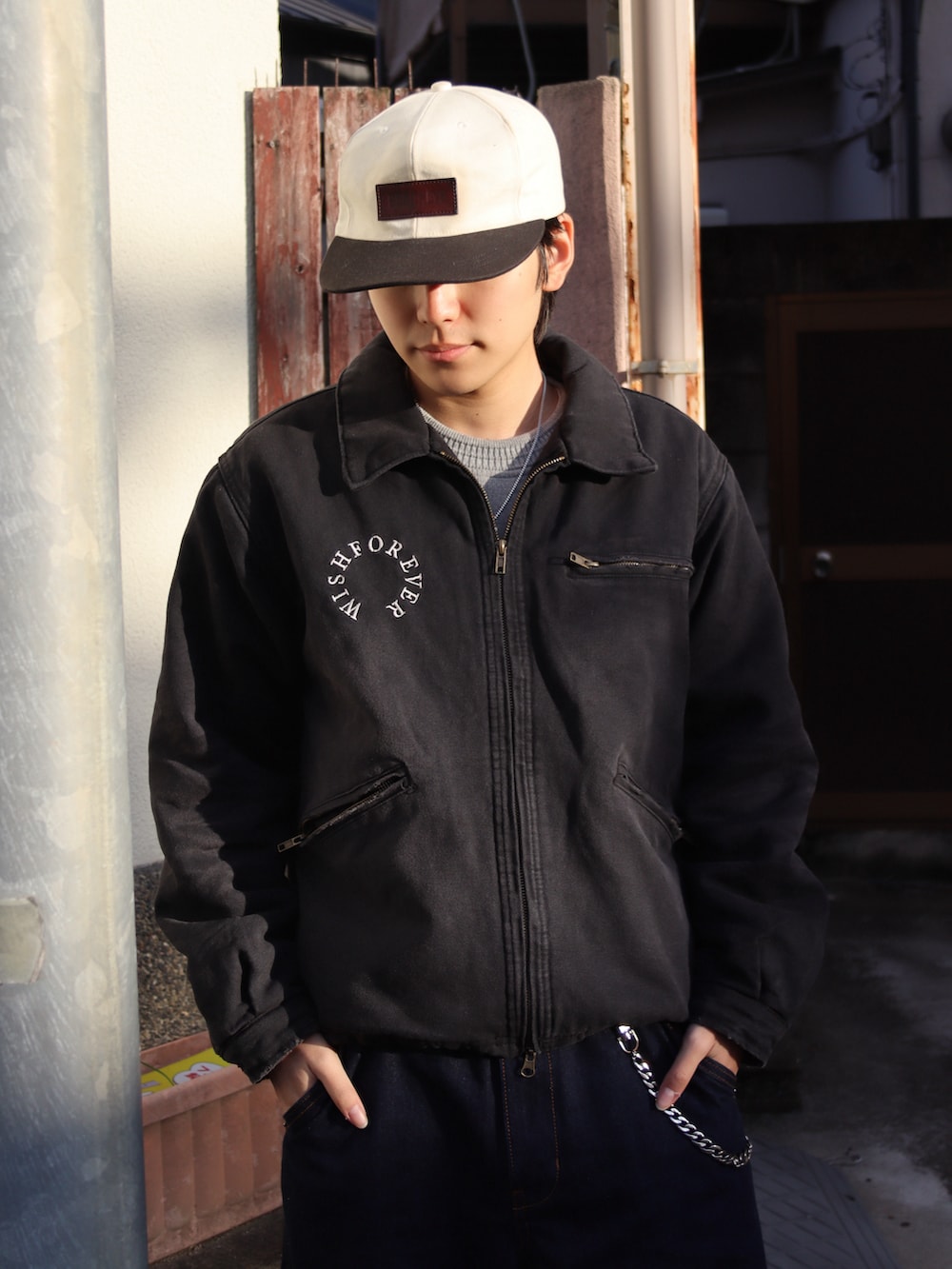 ブラック系のブーツ、ブラック系のブルゾン、グレー系のトップスを着用したメンズの秋コーディネートの5枚目の写真