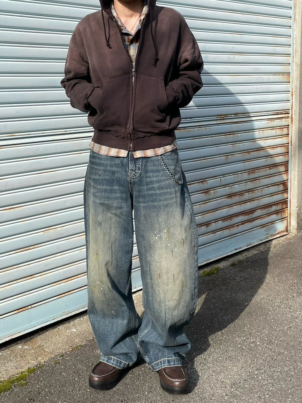 ブラウン系のパーカー、ブルー系のシャツ/ブラウス、ブルー系のデニムパンツを着用したメンズの冬コーディネートの3枚目の写真