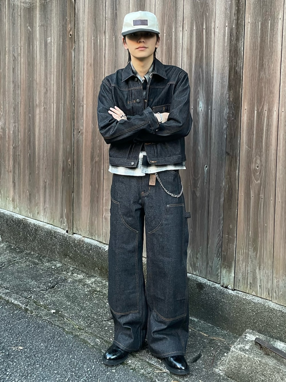 ブラック系のシャツ/ブラウス、ブラック系のデニムジャケット、ブラック系のデニムパンツを着用したメンズの秋コーディネートの3枚目の写真