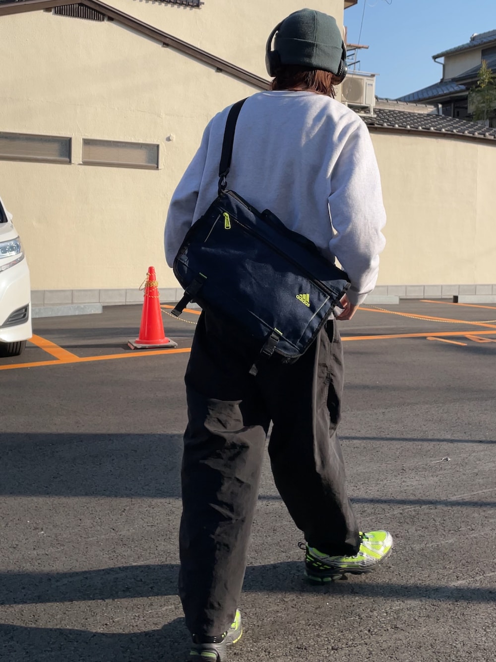 グリーン系のスニーカーを着用したメンズの春コーディネートの2枚目の写真