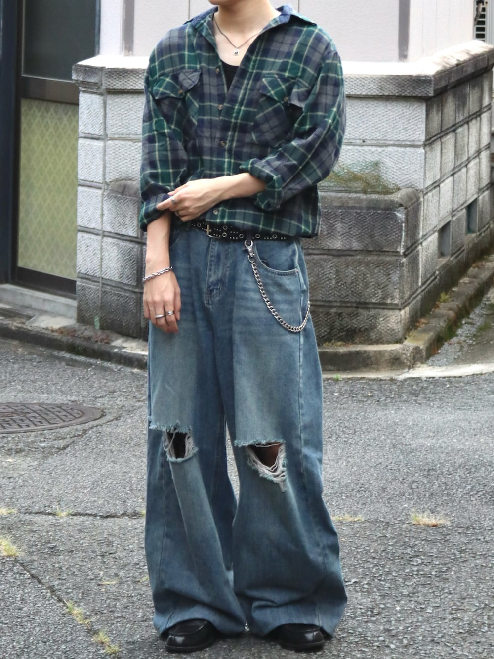 ブルー系のデニムパンツ、ブラック系のローファー、グリーン系のシャツ/ブラウスを着用したメンズの秋コーディネートの4枚目の写真