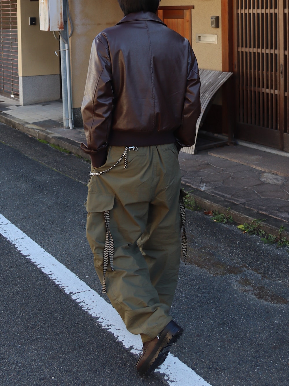 その他のライダースジャケット、グリーン系のカーゴパンツ、ブラウン系のブーツを着用したメンズの秋コーディネートの5枚目の写真