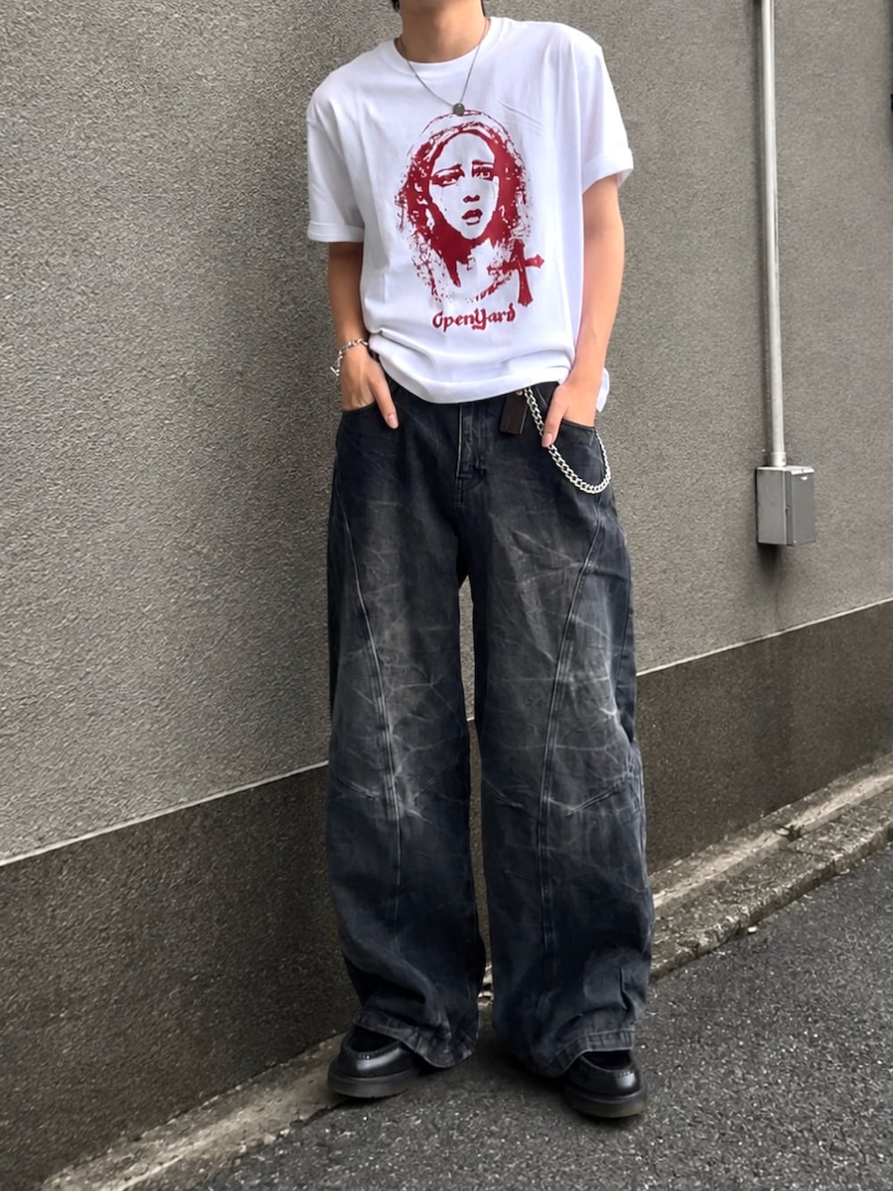 グレー系のデニムパンツ、ブラック系のローファー、ホワイト系のTシャツ/カットソーを着用したメンズの夏コーディネートの4枚目の写真
