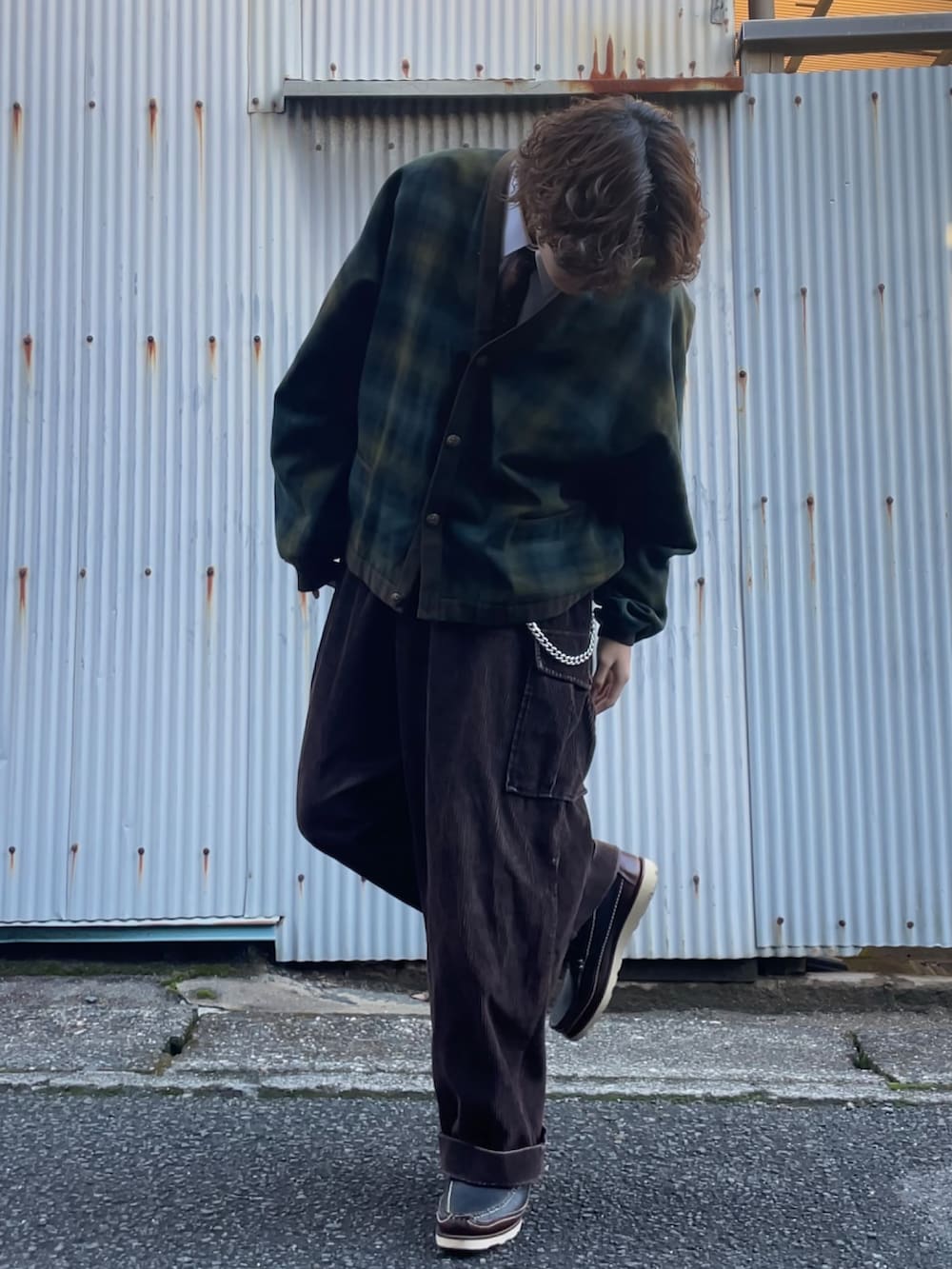 グリーン系のカーディガン/ボレロを着用したメンズの秋コーディネートの2枚目の写真