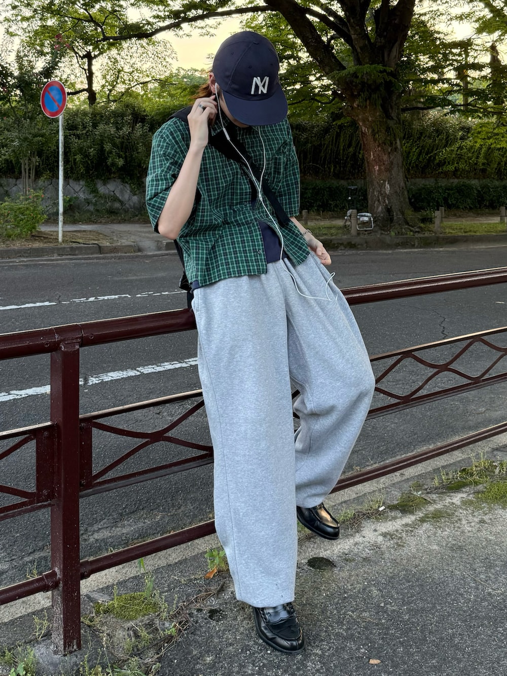 グリーン系のシャツ/ブラウス、ブルー系のTシャツ/カットソー、グレー系のスウェットパンツを着用したメンズの夏コーディネートの4枚目の写真