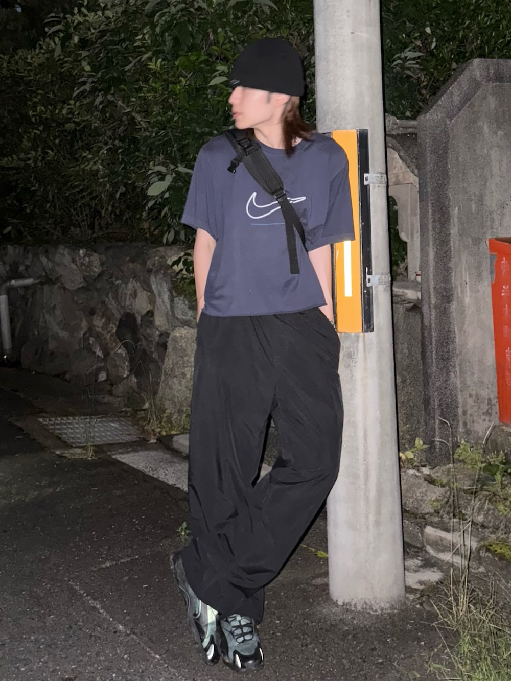 ブラック系のスニーカー、ブラック系のその他パンツ、ブルー系のTシャツ/カットソーを着用したメンズの夏コーディネートの3枚目の写真