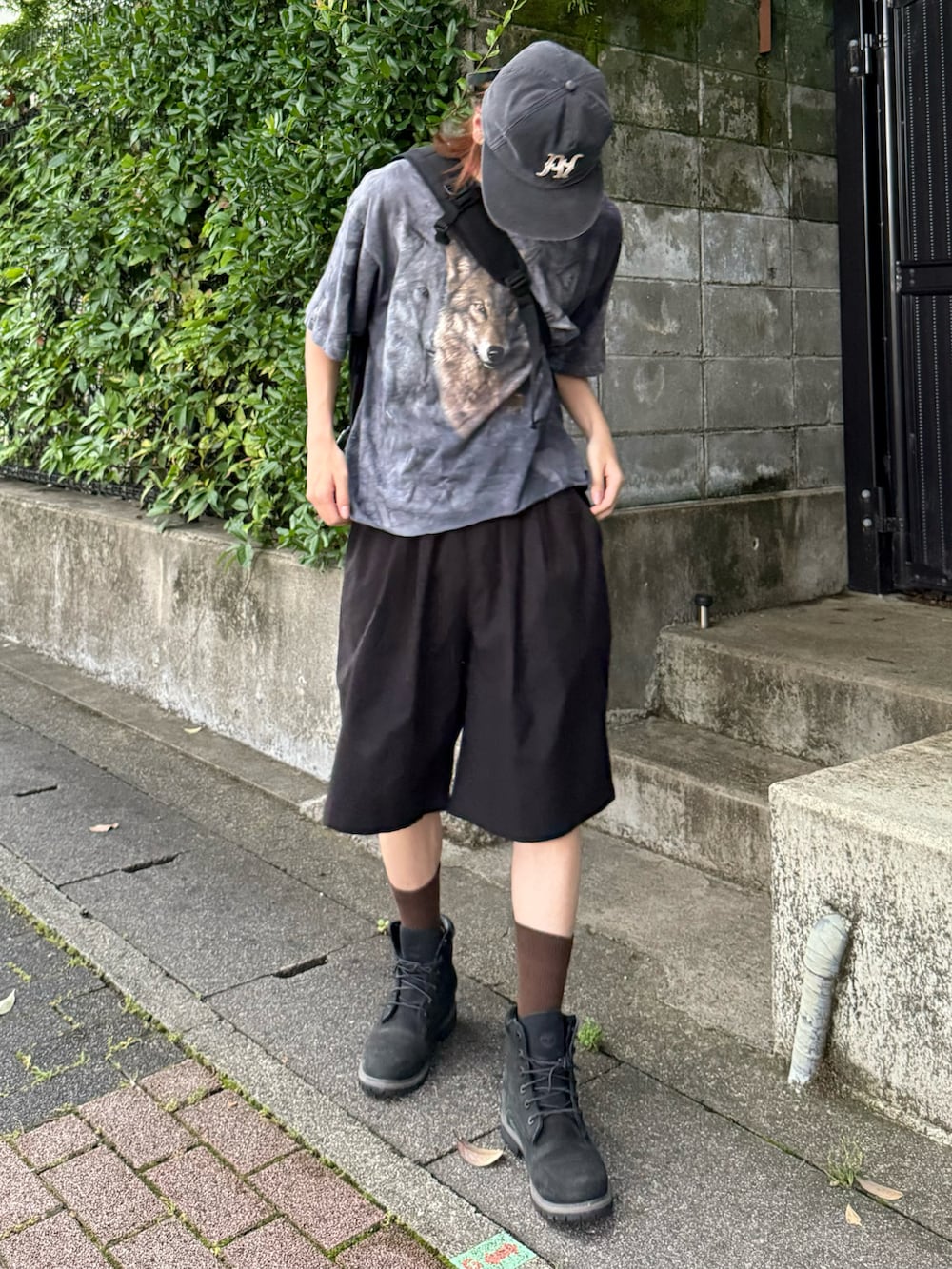 ブラック系のカーゴパンツ、グレー系のTシャツ/カットソー、ブラック系のブーツを着用したメンズの夏コーディネートの3枚目の写真