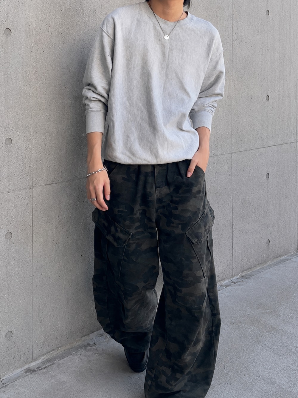 その他のカーゴパンツ、ブラック系のドレスシューズ、グレー系のスウェットを着用したメンズの春コーディネートの4枚目の写真