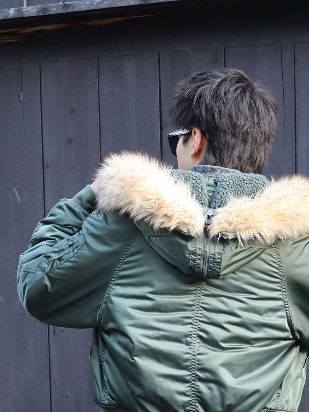 ベージュ系のカーゴパンツ、ブラウン系のブーツ、ブラック系のデニムジャケットを着用したメンズの冬コーディネートの3枚目の写真