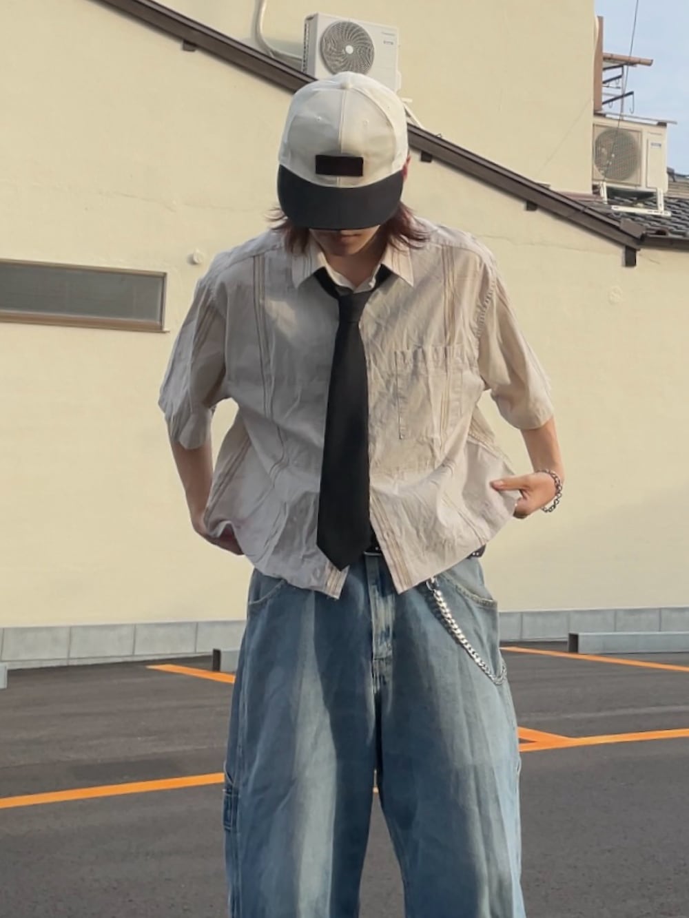 ベージュ系のシャツ/ブラウス、ブルー系のデニムパンツ、ブラック系のローファーを着用したメンズの夏コーディネートの3枚目の写真