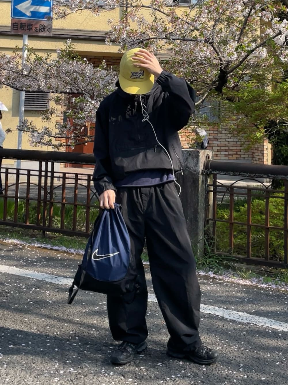 ブラック系のスニーカー、ブラック系のマウンテンパーカーを着用したメンズの春コーディネートの2枚目の写真